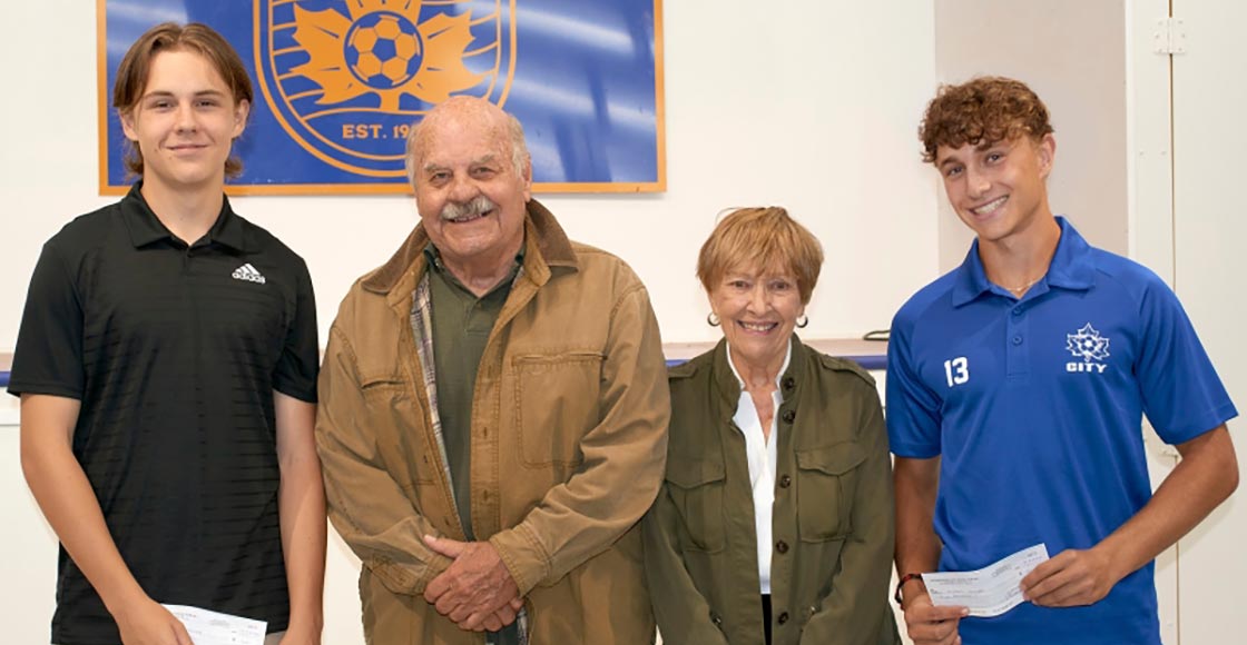 Caiden Entwistle (left) and Tristan Onusko with Fred and Margaret Forster (Photo credit: Lesli Onusko)